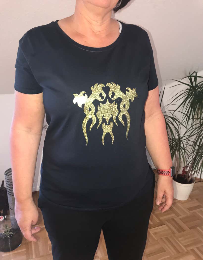 Bettina mit bedrucktem Shirt mit Metallfolie